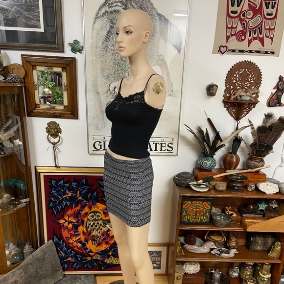 Horizontal Patterned Body-con Mini Skirt - Picture 8 of 10